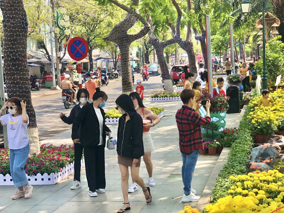 Đường hoa lớn nhất Đồng Nai thưa thớt khách tham quan  - 3