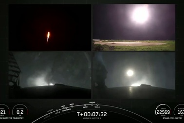 Khoảnh khắc tên lửa SpaceX hạ cánh trở lại mặt đất