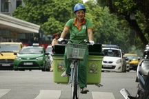 Công nhân môi trường đạp xe thu gom rác quanh hồ Gươm
