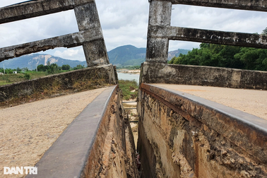 Đánh cược mạng sống khi qua cầu vượt sông bị sập lún 5 nhịp ở Bình Định