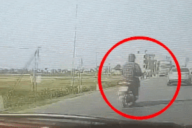 Trượt ngã do phanh gấp, thanh niên suýt mất mạng dưới bánh xe ben