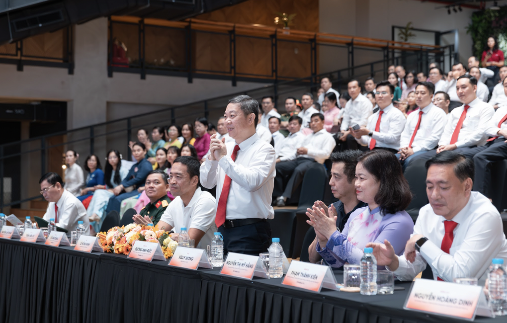 200 đại biểu Đại hội Đảng bộ TPHCM tham quan kỳ lân công nghệ - 1 200 đại biểu Đại hội Đảng bộ TPHCM tham quan kỳ lân công nghệ - 1