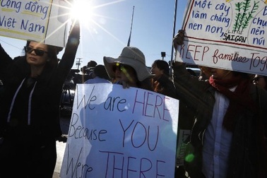 Biểu tình phản đối chính quyền Trump định trục xuất hàng nghìn người gốc Việt