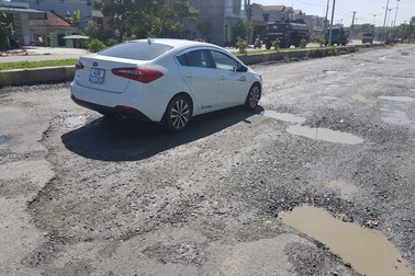 Đường thi công dang dở thành "bẫy" người đi đường