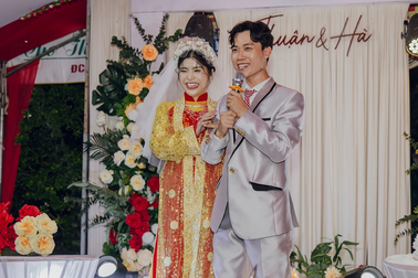 Tái hiện đám cưới của cha mẹ ngày xưa, cặp đôi ở miền Tây bất ngờ gây "sốt"