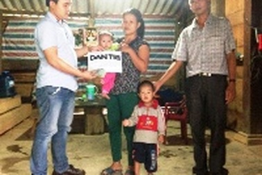 Gần 35 triệu đồng tiếp tục đến với gia đình cháu bé mắc bệnh tim phức tạp