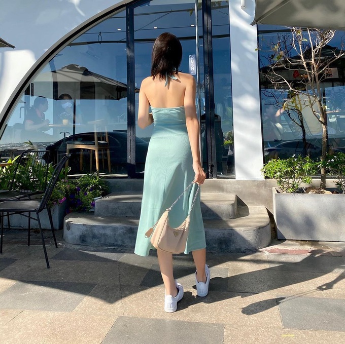 Kiểu váy “kín trước hở sau” đang được cả loạt sao mê mệt, muốn điểm sexy tăng vụt hè này bạn hãy copy ngay thôi - Ảnh 14. Kiểu váy “kín trước hở sau” đang được cả loạt sao mê mệt, muốn điểm sexy tăng vụt hè này bạn hãy copy ngay thôi - Ảnh 14.