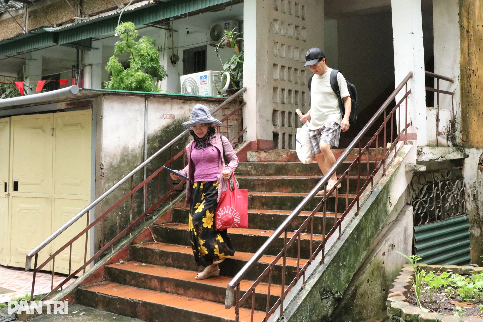 Công an gõ cửa từng nhà, vận động người dân đi sơ tán tránh bão Bualoi - 9 Công an gõ cửa từng nhà, vận động người dân đi sơ tán tránh bão Bualoi - 9