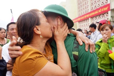 Trước lúc lên đường, tân binh khóc nghẹn khi đọc thơ động viên mẹ