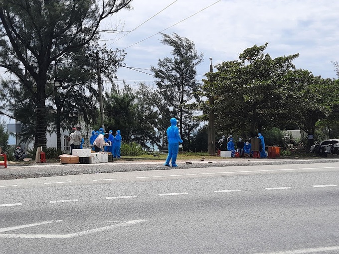 Điểm hỗ trợ nước uống, thức ăn cho công dân từ TP.HCM và các tỉnh miền Nam về qua qua địa bàn Hà Tĩnh tại Bắc hầm đường bộ Đèo Ngang