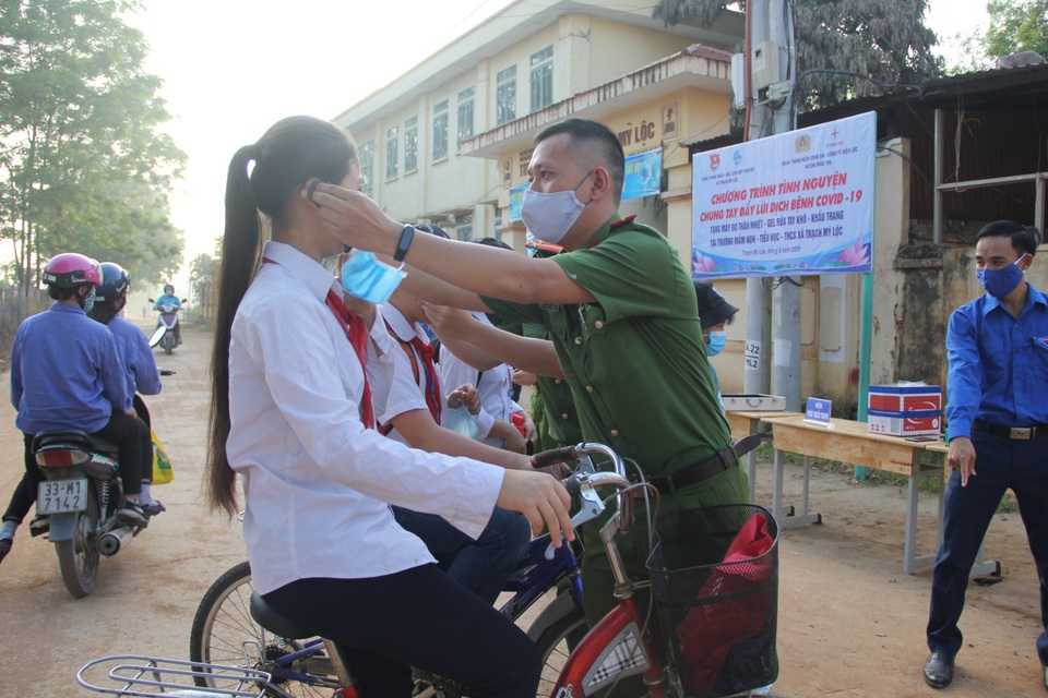 Thanh niên Thủ đô hỗ trợ biện pháp phòng dịch tại các trường học - 3 Thanh niên Thủ đô hỗ trợ biện pháp phòng dịch tại các trường học - 3