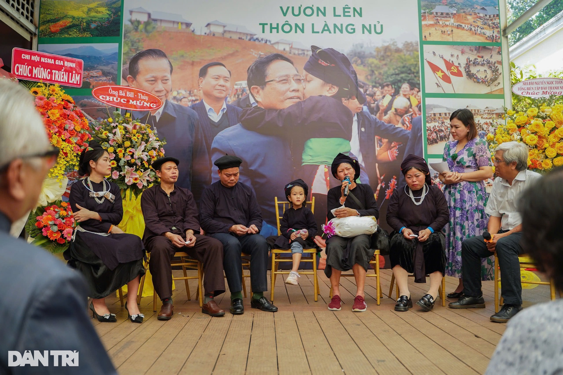 Hoa hậu Thanh Thủy bật khóc khi gặp người dân Làng Nủ ở TPHCM - 2 Hoa hậu Thanh Thủy bật khóc khi gặp người dân Làng Nủ ở TPHCM - 2