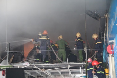 Hàng chục lính cứu hỏa dập đám cháy gara ô tô