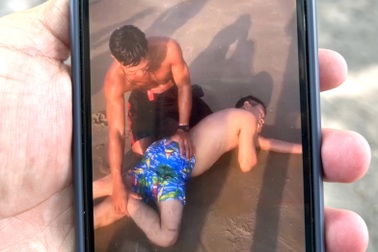 Cứu kịp thời hai vợ chồng bị sóng cuốn khi tắm biển ở Vũng Tàu