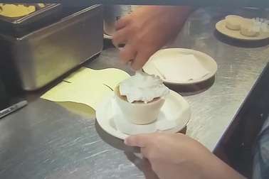 Nữ nhân viên phục vụ bất ngờ nhận được tiền boa... gần 70 triệu đồng