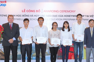 Trao tặng học bổng cho sinh viên chuyên ngành Kỹ sư hóa chất