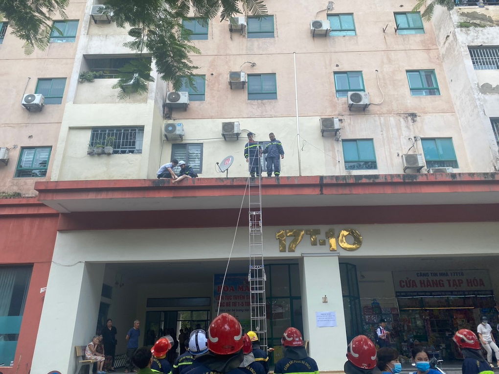 Cảnh sát giải cứu cô gái rơi từ tầng cao chung cư ở Hà Nội - 2 Cảnh sát giải cứu cô gái rơi từ tầng cao chung cư ở Hà Nội - 2