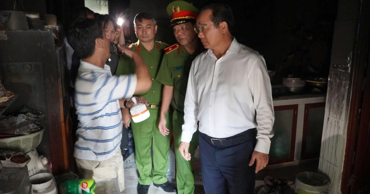 Chủ tịch TPHCM thăm gia đình nạn nhân vụ cháy 8 người chết ở cư xá Độc Lập