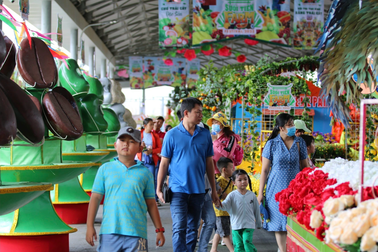 Cận cảnh trái cây độc lạ, khổng lồ hút hàng nghìn khách tại lễ hội ở TPHCM