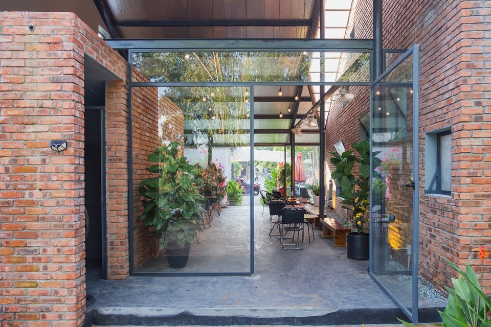 Quán cà phê ở Huế biết cản nắng, được báo ngoài khen ngợi - 10