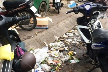 Rác… bủa vây bệnh viện Kiên Giang