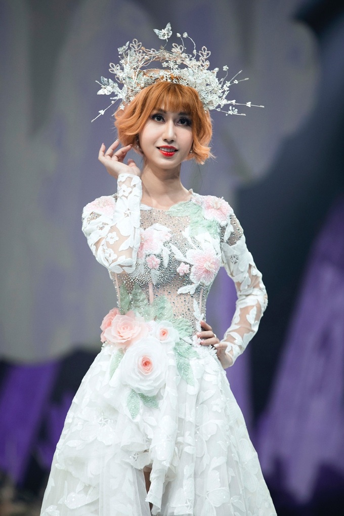 Võ Hoàng Yến catwalk với váy 30 kg - Ảnh 7. Võ Hoàng Yến catwalk với váy 30 kg - Ảnh 7.