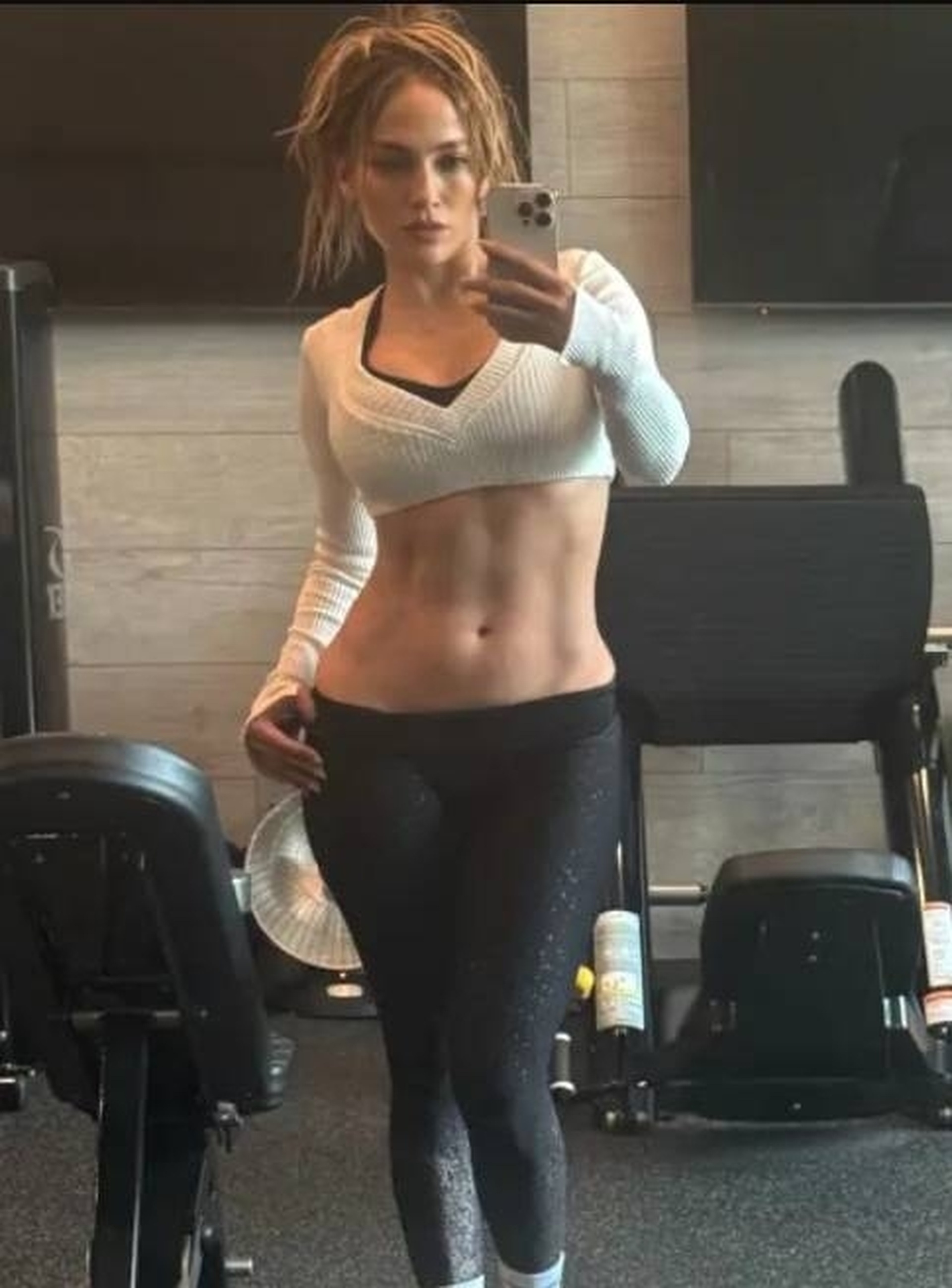 Cơ bụng hoàn hảo và đường cong gợi cảm của Jennifer Lopez ở tuổi U60 - 2 Cơ bụng hoàn hảo và đường cong gợi cảm của Jennifer Lopez ở tuổi U60 - 2