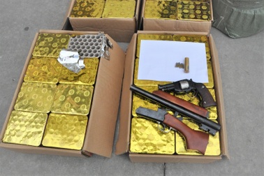 Gã trai vận chuyển gần 1 tạ pháo cùng 1 khẩu súng tự chế