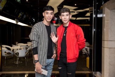 Thuận Nguyễn - Minh Trung thân mật cùng nhau đi xem phim