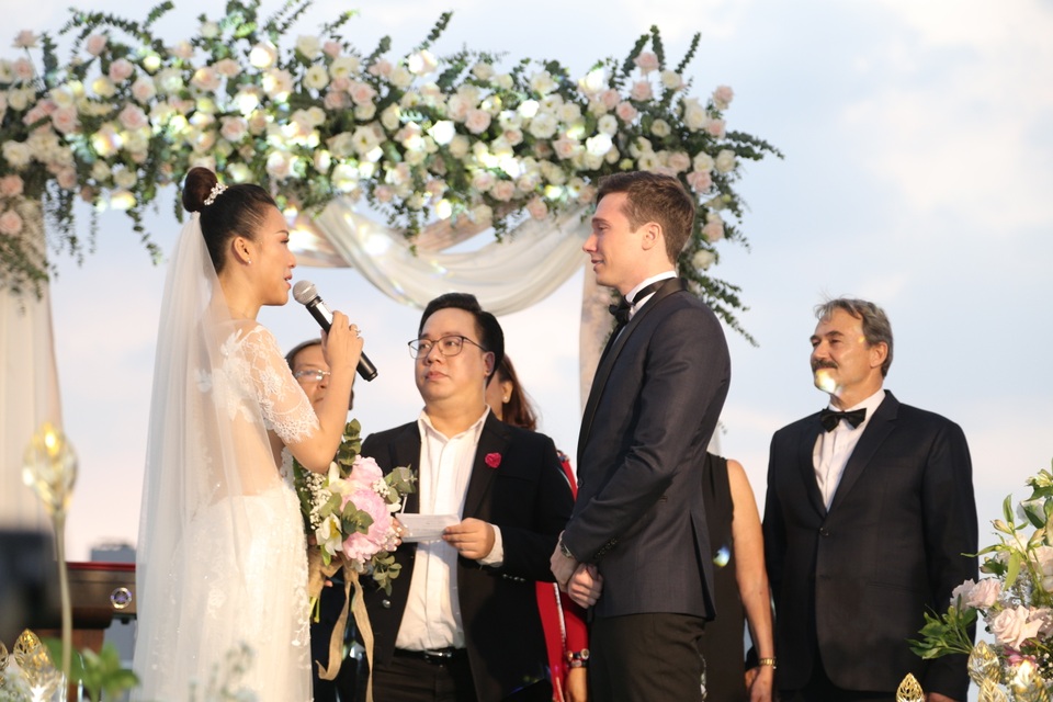 Trường Giang, Nhã Phương xúc động trong đám cưới “có một không hai” của Hoàng Oanh - 9 Trường Giang, Nhã Phương xúc động trong đám cưới “có một không hai” của Hoàng Oanh - 9