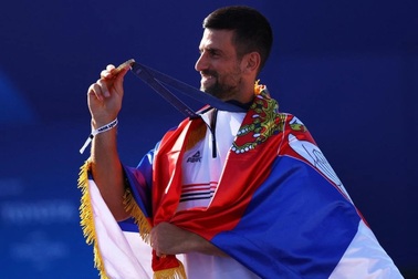 Hành động đẹp của Djokovic sau khi giành HCV Olympic 2024
