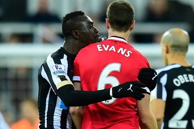 Jonny Evans nhận án phạt cực nặng vì “phun mưa”