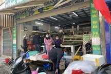 Đi chợ đầu năm: Hải sản tăng giá vùn vụt, hoa tươi rẻ hơn trước Tết