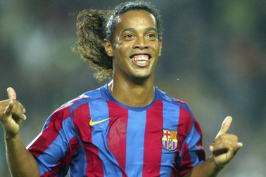 Ronaldinho chính thức giải nghệ