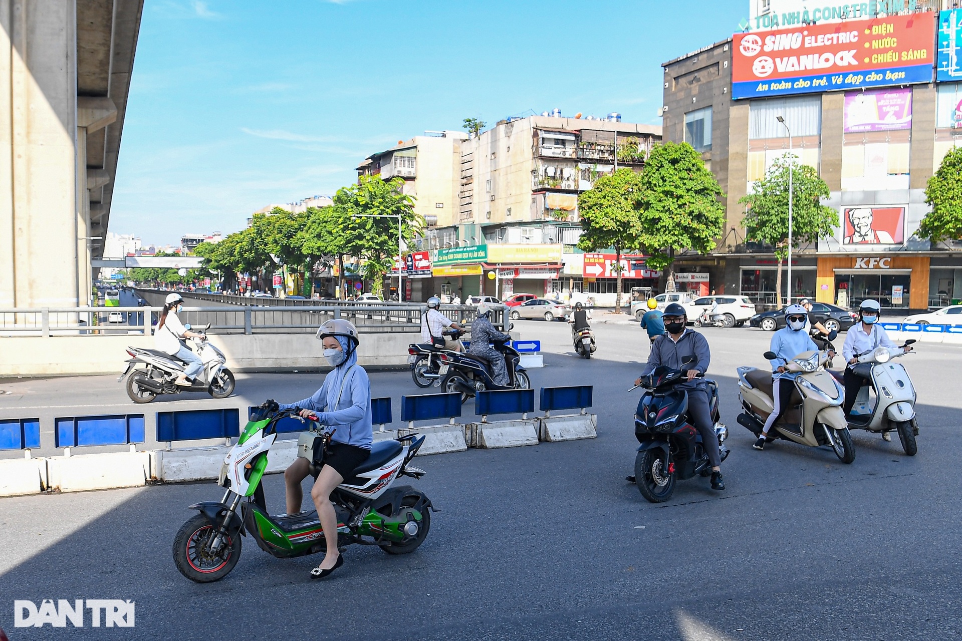 Dân né rào chắn bủa vây, ngã tư Nguyễn Trãi thông thoáng giờ cao điểm - 11 Dân né rào chắn bủa vây, ngã tư Nguyễn Trãi thông thoáng giờ cao điểm - 11