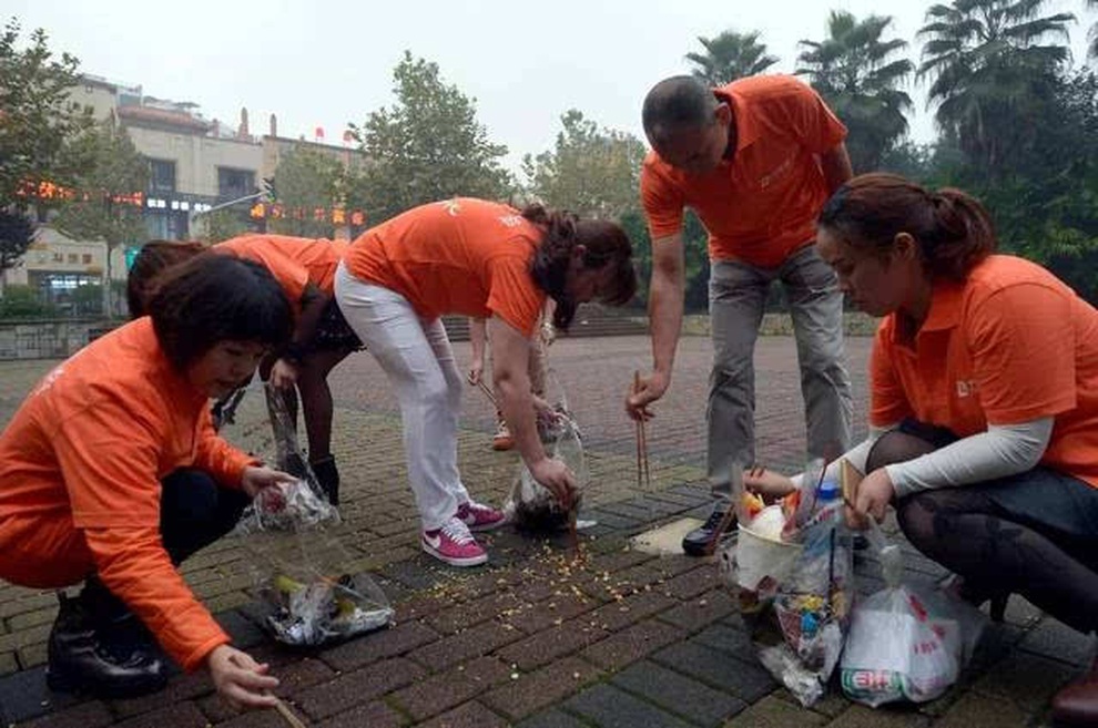 Người đàn ông đi ô tô siêu sang và hành trình nhặt rác 2 tiếng mỗi ngày - 3 Người đàn ông đi ô tô siêu sang và hành trình nhặt rác 2 tiếng mỗi ngày - 3