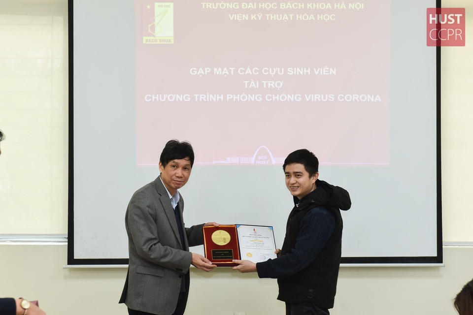 Cựu sinh viên Bách khoa Hà Nội hỗ trợ trường sản xuất dung dịch sát khuẩn - 3 Cựu sinh viên Bách khoa Hà Nội hỗ trợ trường sản xuất dung dịch sát khuẩn - 3