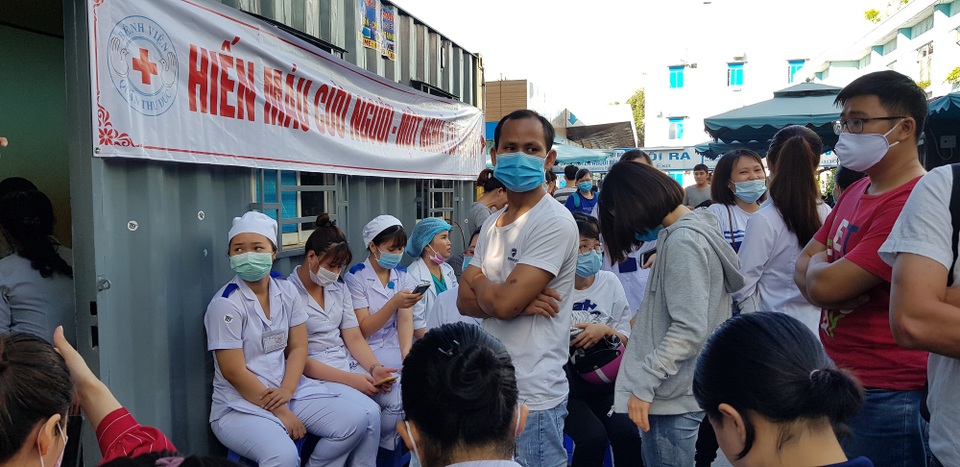 Gần 180 y bác sĩ tình nguyện hiến máu cứu bệnh nhân - 1 Gần 180 y bác sĩ tình nguyện hiến máu cứu bệnh nhân - 1