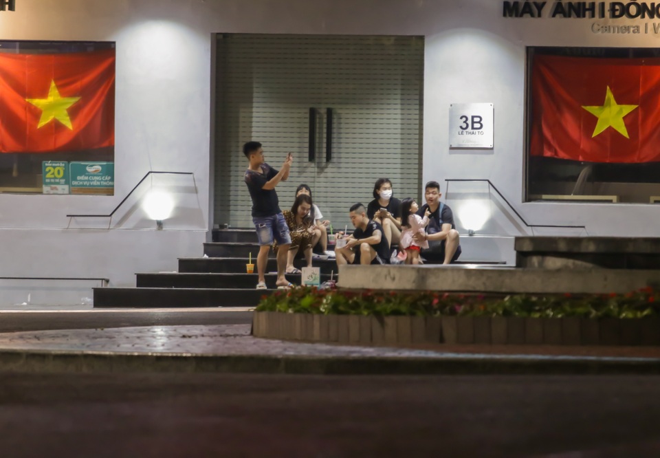 Hà Nội: Đường phố lặng lẽ trong đêm cuối cách ly toàn xã hội - 2 Hà Nội: Đường phố lặng lẽ trong đêm cuối cách ly toàn xã hội - 2