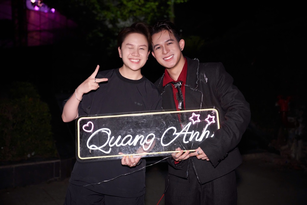 Quang Anh gây chú ý khi hôn vũ công lạ trên sân khấu - 5 Quang Anh gây chú ý khi hôn vũ công lạ trên sân khấu - 5