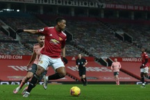 "Gã lười" Martial cần học hỏi sự mạnh mẽ của Cavani