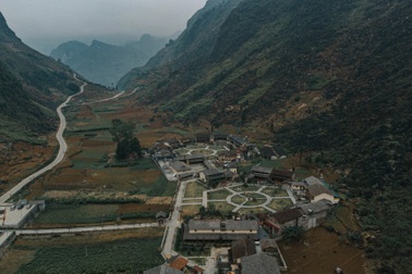 Ngôi làng du lịch thiết kế "hình đôi mắt", đẹp ấn tượng tại Hà Giang