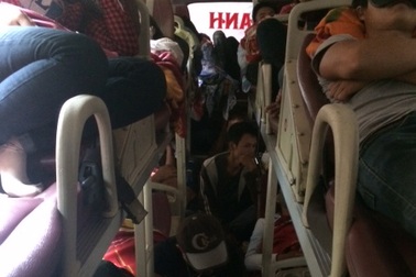 Xe 30 chỗ ngồi "nhồi"... 58 hành khách