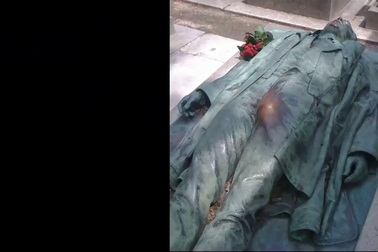 Bộ phận "nhạy cảm" của bức tượng bị sờ đến nhẵn thin