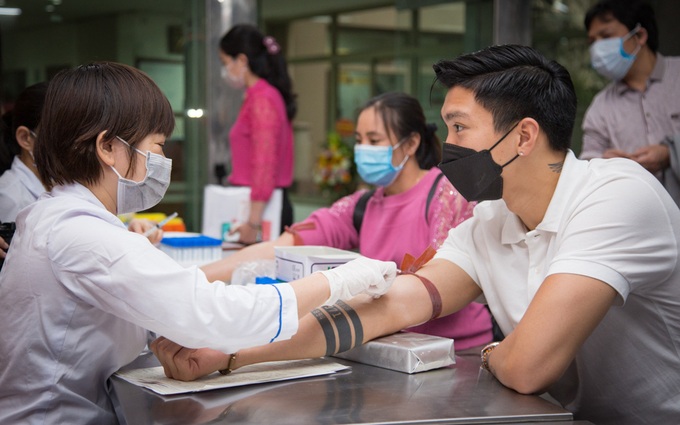 Hình ảnh hậu vệ Đoàn Văn Hậu tham gia hiến máu - Ảnh 1. Hình ảnh hậu vệ Đoàn Văn Hậu tham gia hiến máu - Ảnh 1.