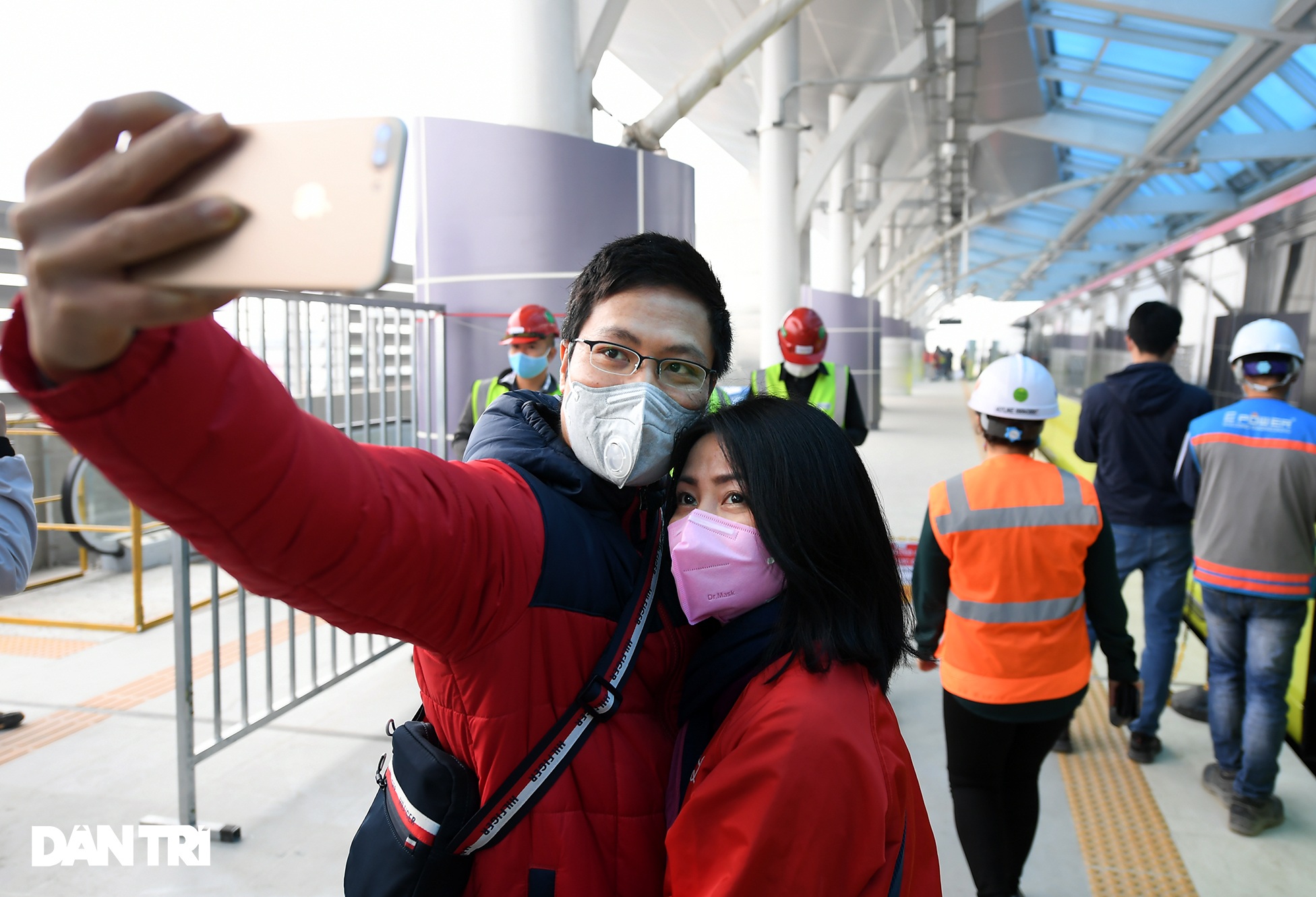 Người dân phấn khởi tham quan đoàn tàu tuyến Metro Nhổn - ga Hà Nội - 12 Người dân phấn khởi tham quan đoàn tàu tuyến Metro Nhổn - ga Hà Nội - 12