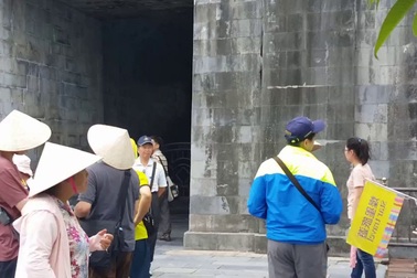 Đoàn khách Trung Quốc tại điểm du lịch Đại Nội Huế