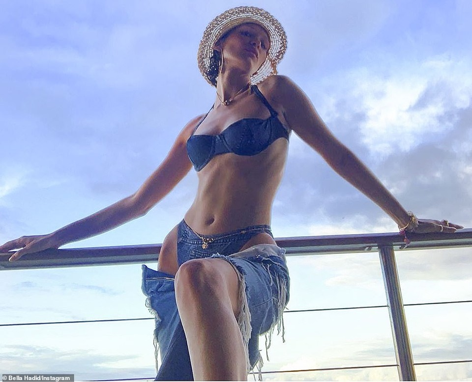 Bella Hadid tung tăng trên biển cùng bạn bè - 11 Bella Hadid tung tăng trên biển cùng bạn bè - 11