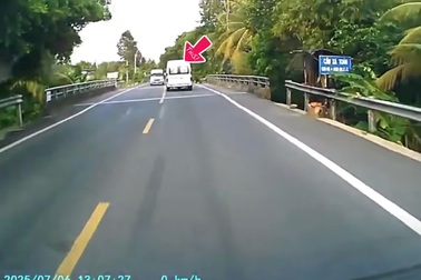 Hai xe khách va quệt nhau đầy khó hiểu