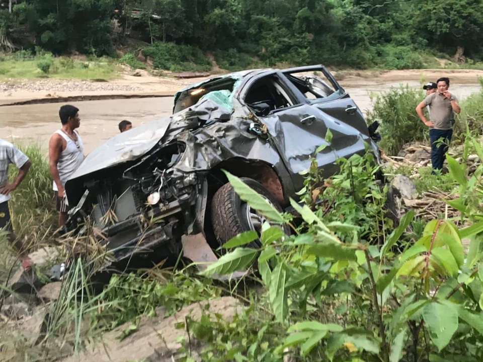 Xe lao vực trên đường từ trường về, 3 giáo viên thương vong - 1 Xe lao vực trên đường từ trường về, 3 giáo viên thương vong - 1